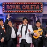 La chirigota "Los James Bond que da gloria verlos" durante su actuación 