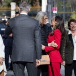 Sus Majestades los Reyes Felipe VI y Doña Letizia hablan con la fotógrafa estadounidense Annie Leibovitz, auto