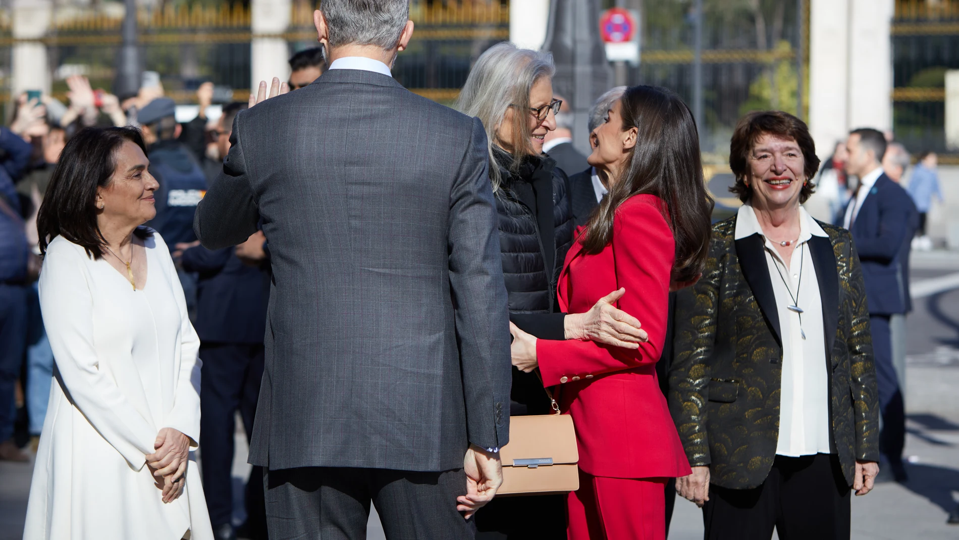 Sus Majestades los Reyes Felipe VI y Doña Letizia hablan con la fotógrafa estadounidense Annie Leibovitz, autora de sus retratos, que han sido presentados a Sus Majestades en el marco de su visita a la exposición “La tiranía de cronos” en el Banco de España en Madrid este miércoles. Los retratos fueron encargados a Leibovitz por el Banco de España © Alberto R. Roldán / Diario La Razón. 26 02 2025
