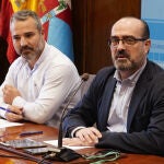 El alcalde de Ponferrada, Marco Morala (D), junto al concejal de Comercio, David Pacios (I), durante la presentación del contrato eléctrico en edificios municipales