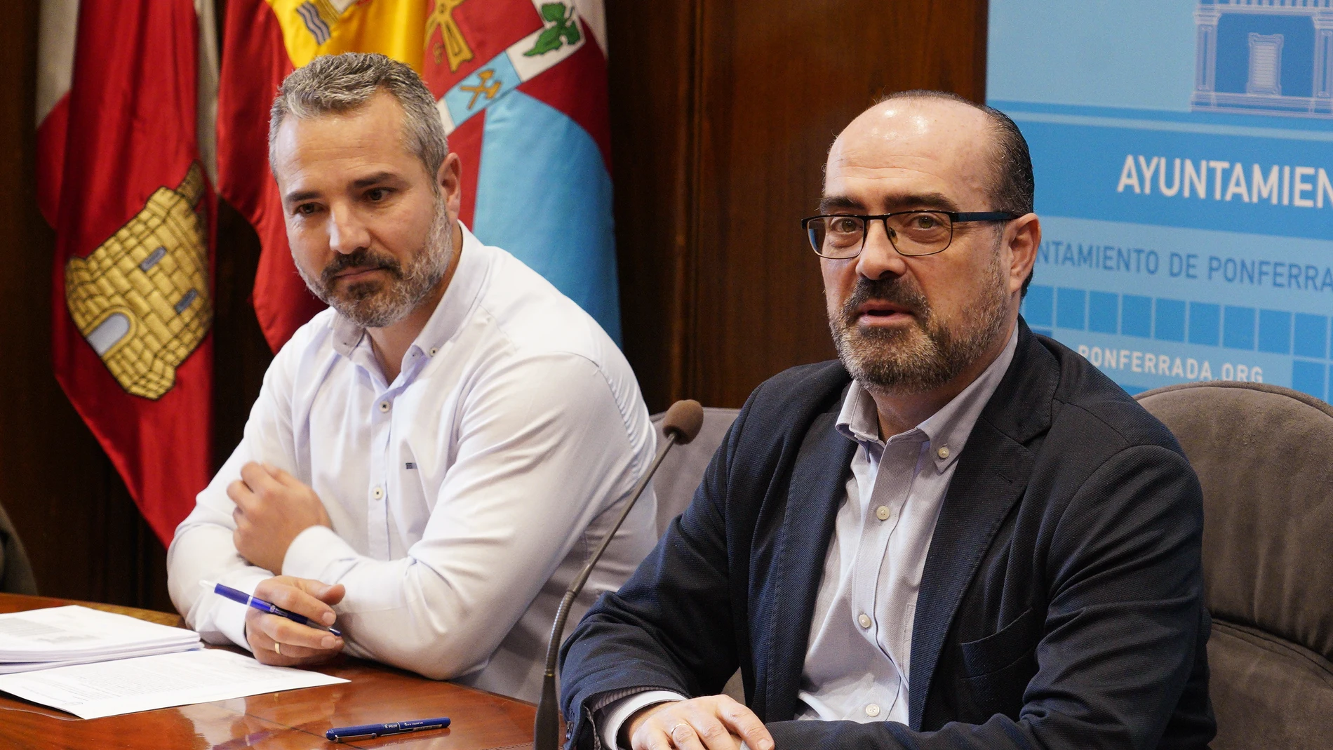 El alcalde de Ponferrada, Marco Morala (D), junto al concejal de Comercio, David Pacios (I), durante la presentación del contrato eléctrico en edificios municipales