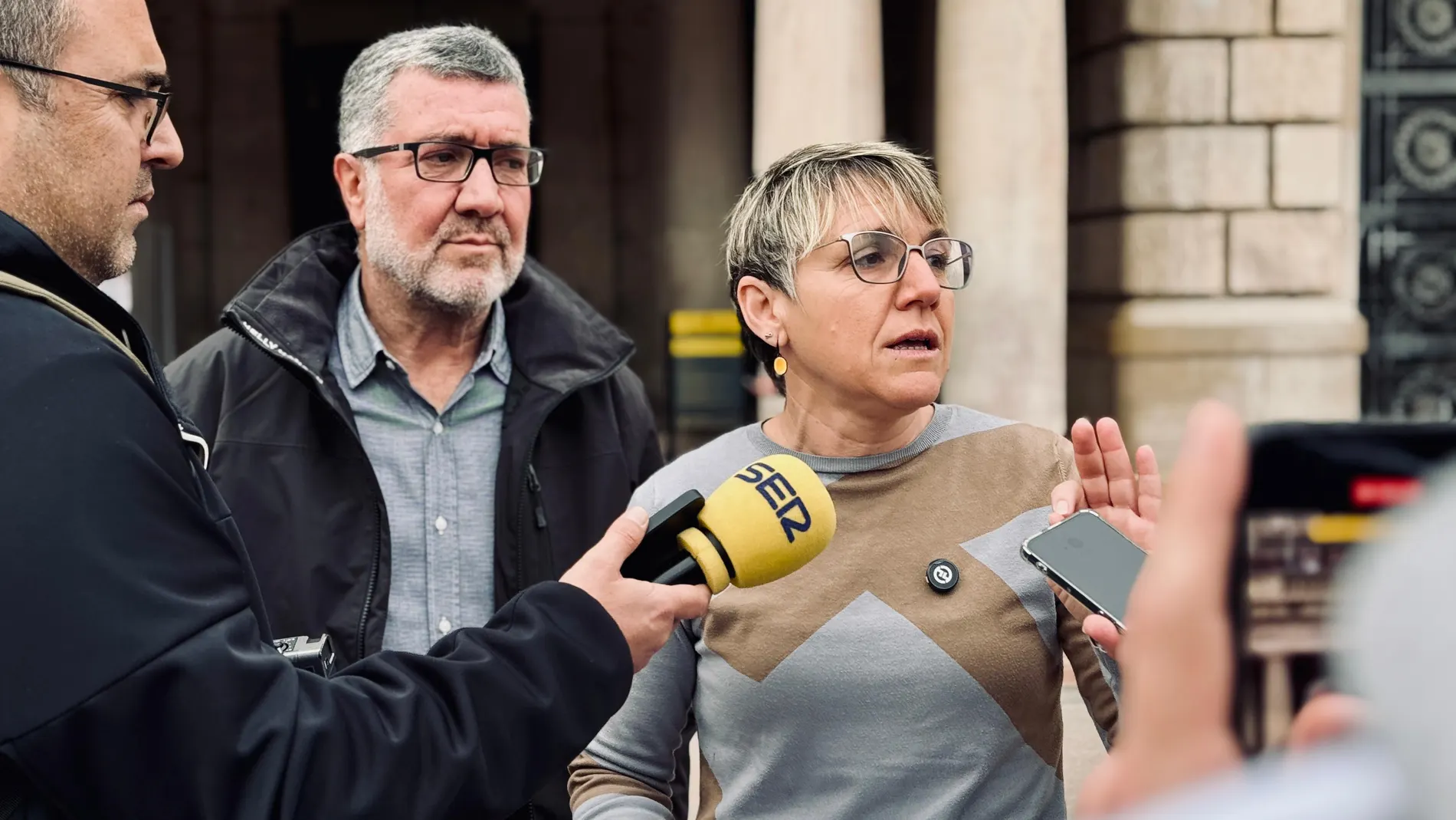 La portavoz de Compromís, Papi Robles, junto al edil de su formación Ferran Puchades