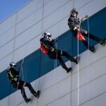 Varios bomberos bajan por la fachada del Hospital Universitario Puerta de Hierro