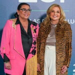 La cantante, María del Monte (i) y su pareja la periodista, Inmaculada Casal (d)