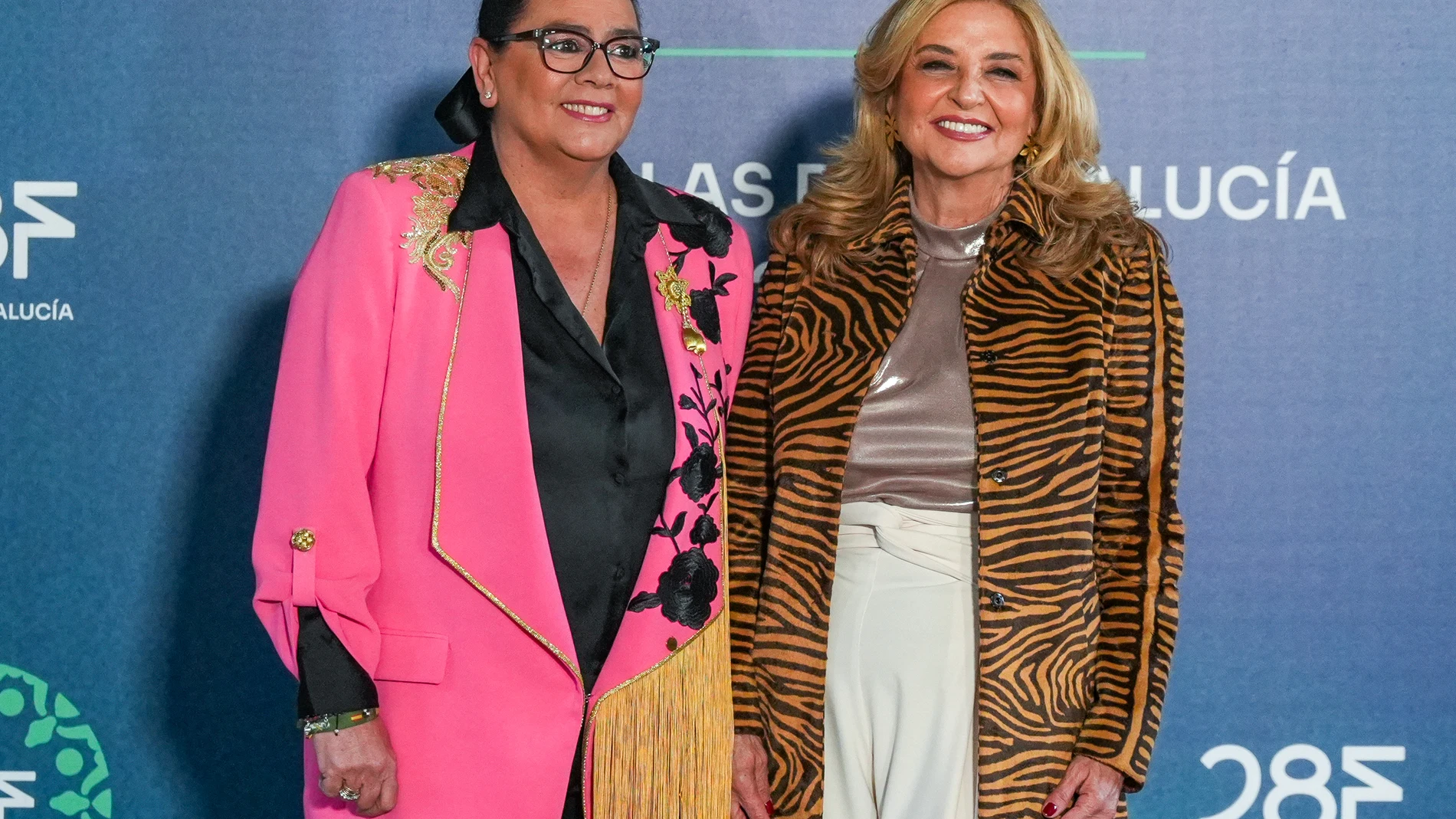 La cantante, María del Monte (i) y su pareja la periodista, Inmaculada Casal (d) a su llegada a la firma en el Libro de Honor. A 27 de febrero de 2025 en Sevilla, Andalucía (España).El presidente de la Junta de Andalucía, Juanma Moreno, recibe en el Palacio de San Telmo a los distinguidos con los títulos de Hijo Predilecto e Hija Predilecta, así como a los galardonados con las Medallas de Andalucía. Los premiados acuden a la sede del gobierno andaluz para firmar en el Libro de Honor,27 FEBR...