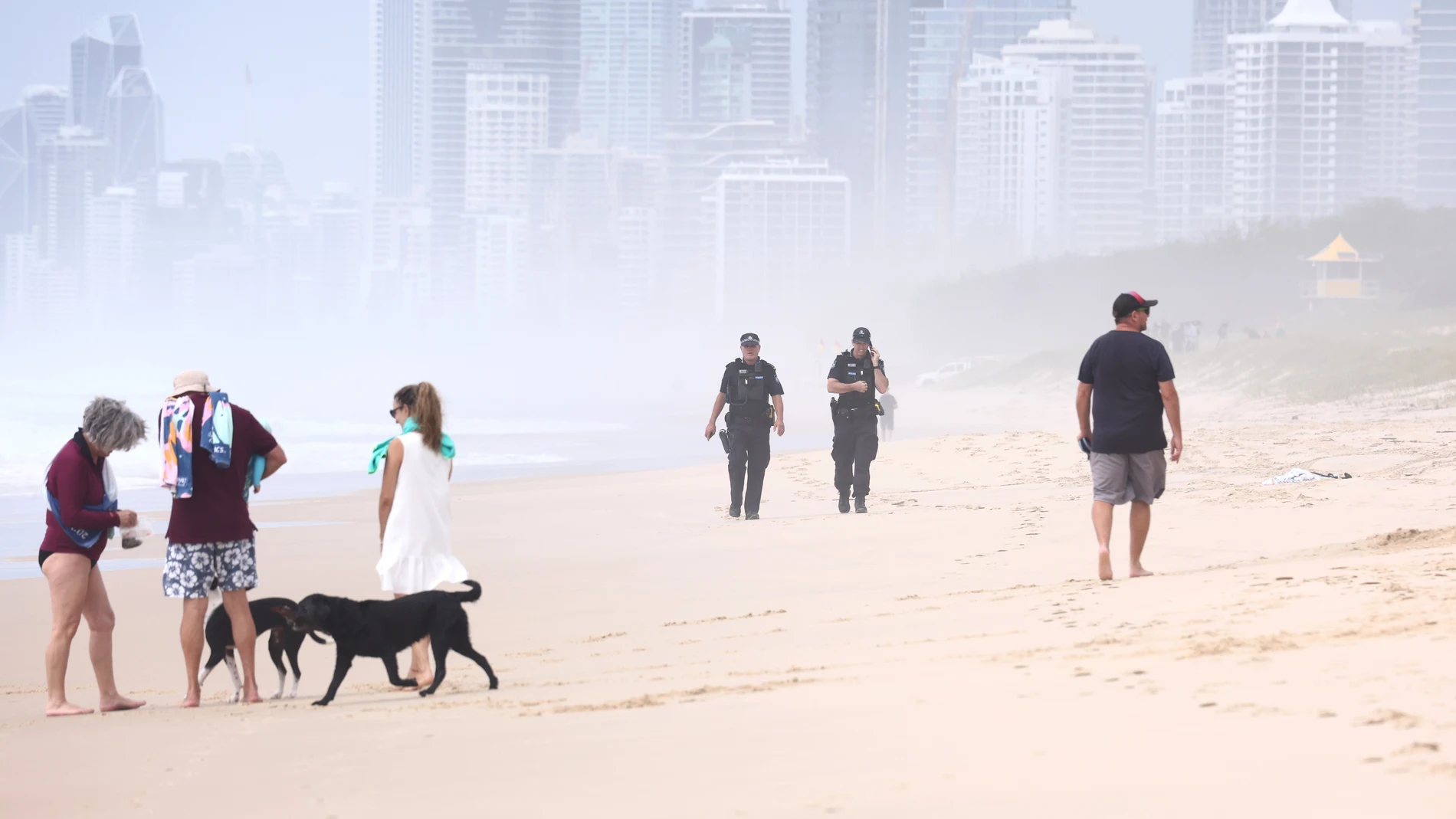 GOLD COAST (Australia), 27/02/2025.- Police patrol the scene where a military device, possibly a torpedo, washed ashore at Main Beach on the Gold Coast, Australia, 27 February 2025. EFE/EPA/JASON O'BRIEN AUSTRALIA AND NEW ZEALAND OUT