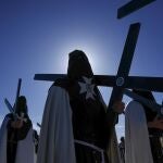 Penitentes de la hermandad del Cachorro, en Sevilla, durante la tarde del Viernes Santo