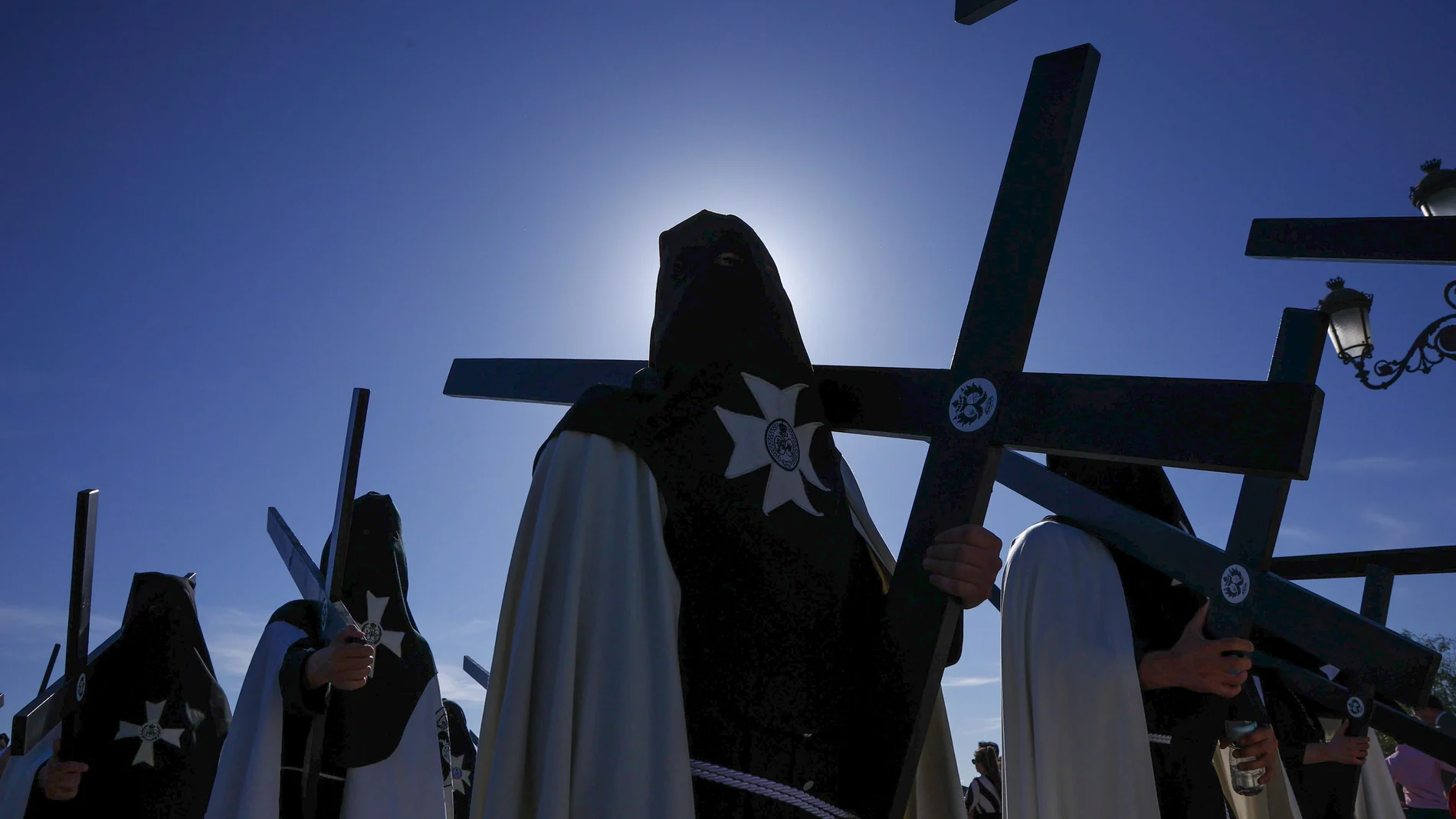 Penitentes de la hermandad del Cachorro, en Sevilla, durante la tarde del Viernes Santo