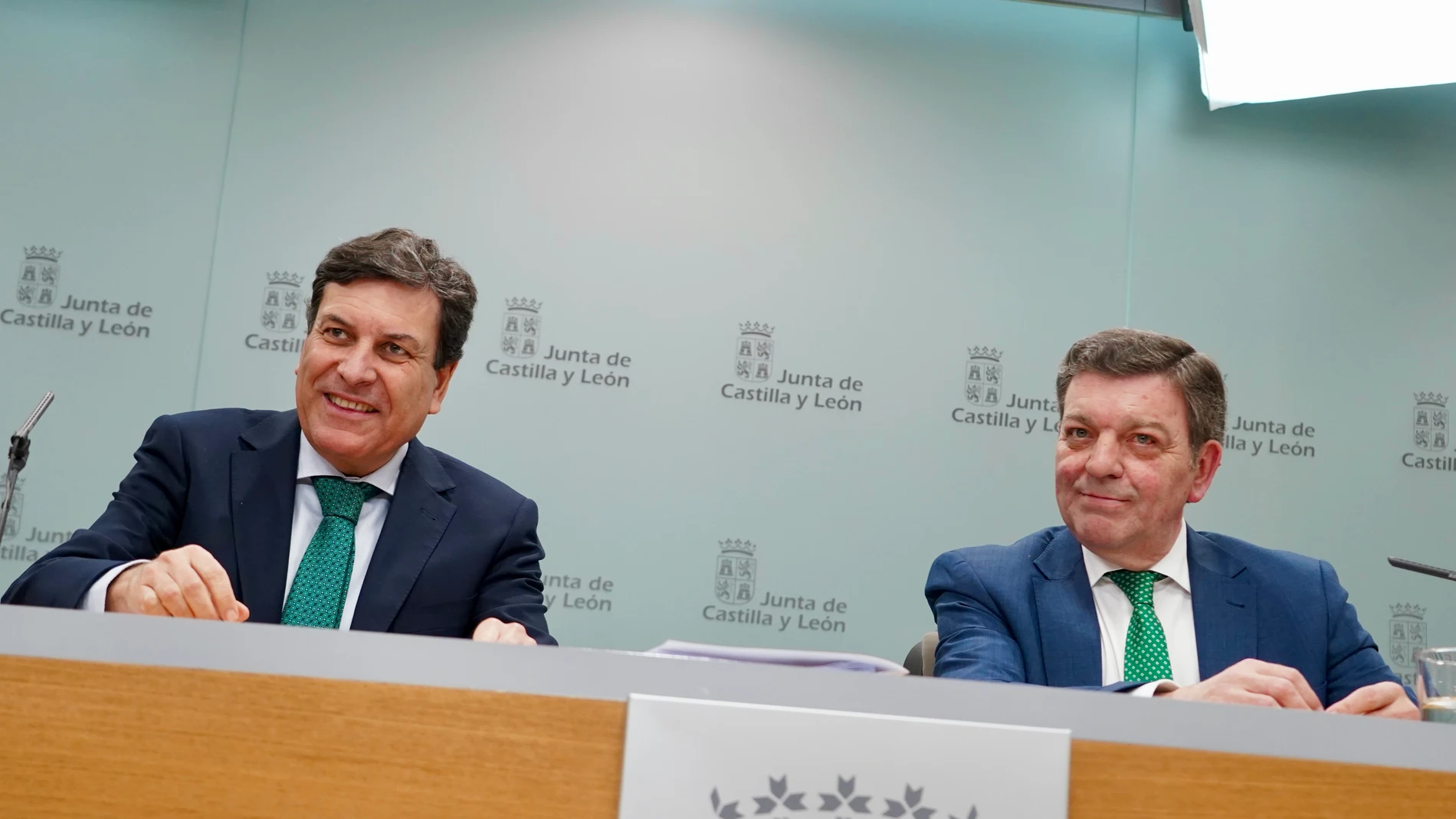 Los consejeros Carlos Fernández Carriedo y Luis Miguel González Gago durante la rueda de prensa del Consejo de Gobierno