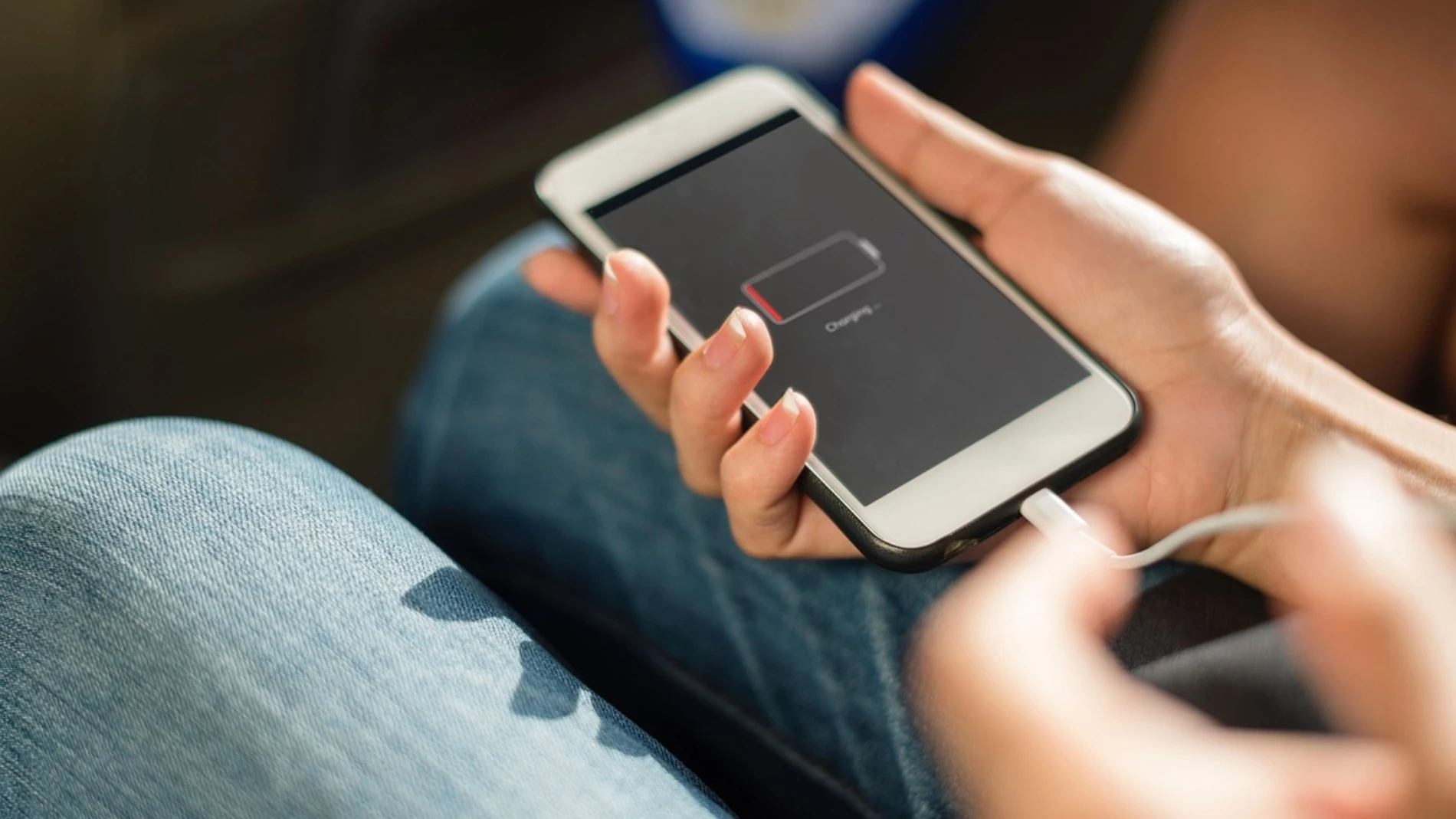 Las 3 formas de cargar el móvil cuando no hay luz