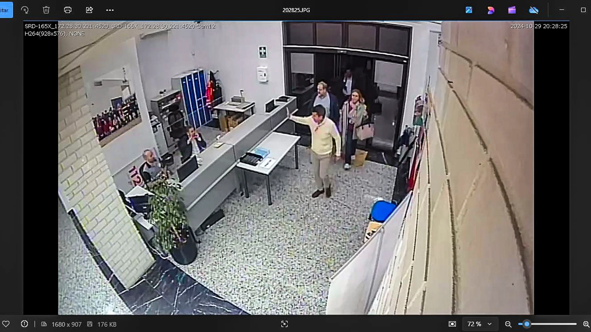 Imagen de la cámara de seguridad del Centro de Coordinación de Emergencias registrada a las 20.28, cuando entró Mazón