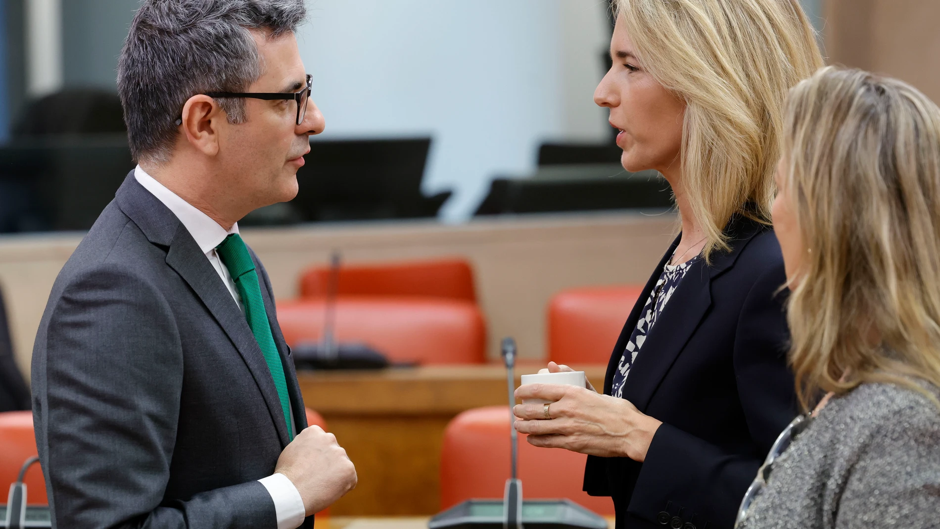 MADRID, 27/02/2025.- El ministro de la Presidencia, Justicia y Relaciones con las Cortes, Félix Bolaños (i), habla con la diputada del Partido Popular Cayetana Álvarez de Toledoen el marco de su comparecencia en la comisión de Justicia del Congreso este jueves. Bolaños dará cuenta del plan del Gobierno para modernizar la Justicia y responderá a varias preguntas de Vox sobre el fiscal general. EFE/Zipi