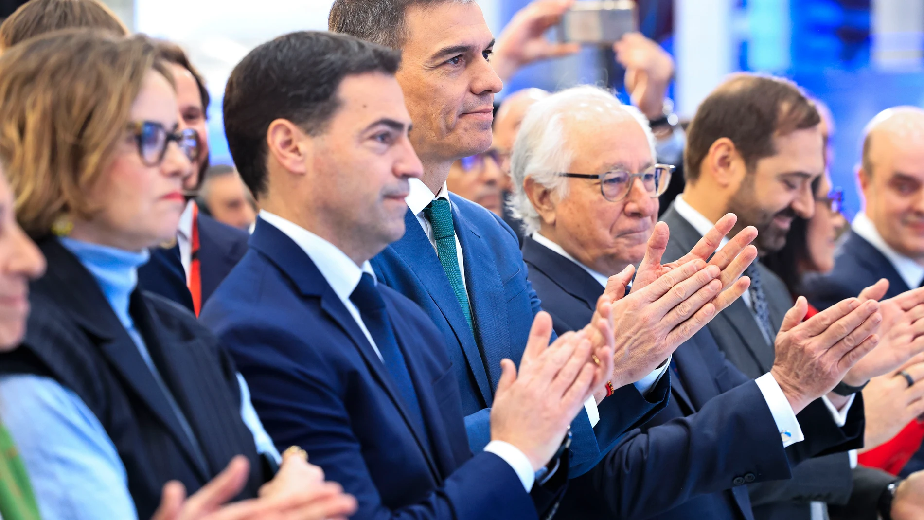 ZAMUDIO (PAÍS VASCO), 27/02/2025.- El presidente del Gobierno, Pedro Sánchez (c), y el lehendakari, Imanol Pradales (2i), inauguran el Centro de Fabricación Avanzada ADMIRE de ITP Aero, líder mundial en propulsión aeroespacial, este jueves en la localidad vasca de Zamudio. EFE/ Miguel Toña