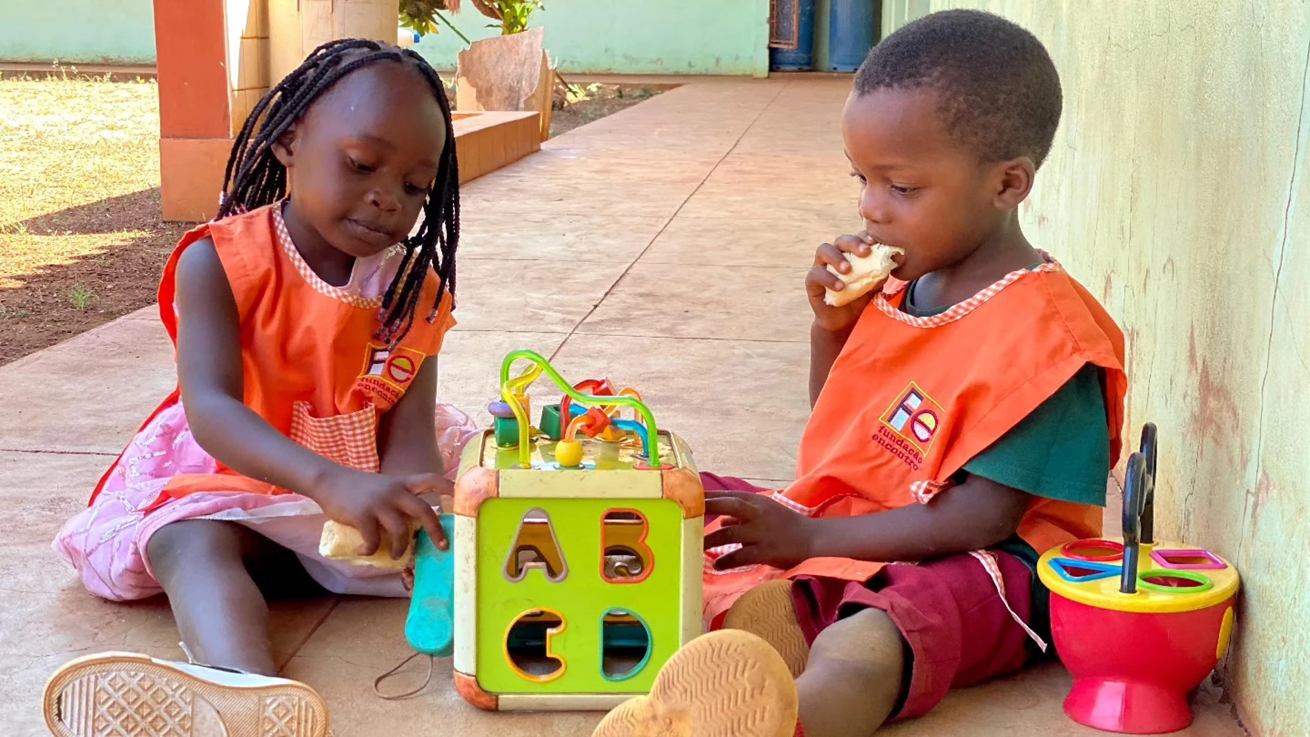 Actuación con niños en Mozambique