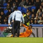 Dani Ceballos se duele mientras es atendido por los doctores