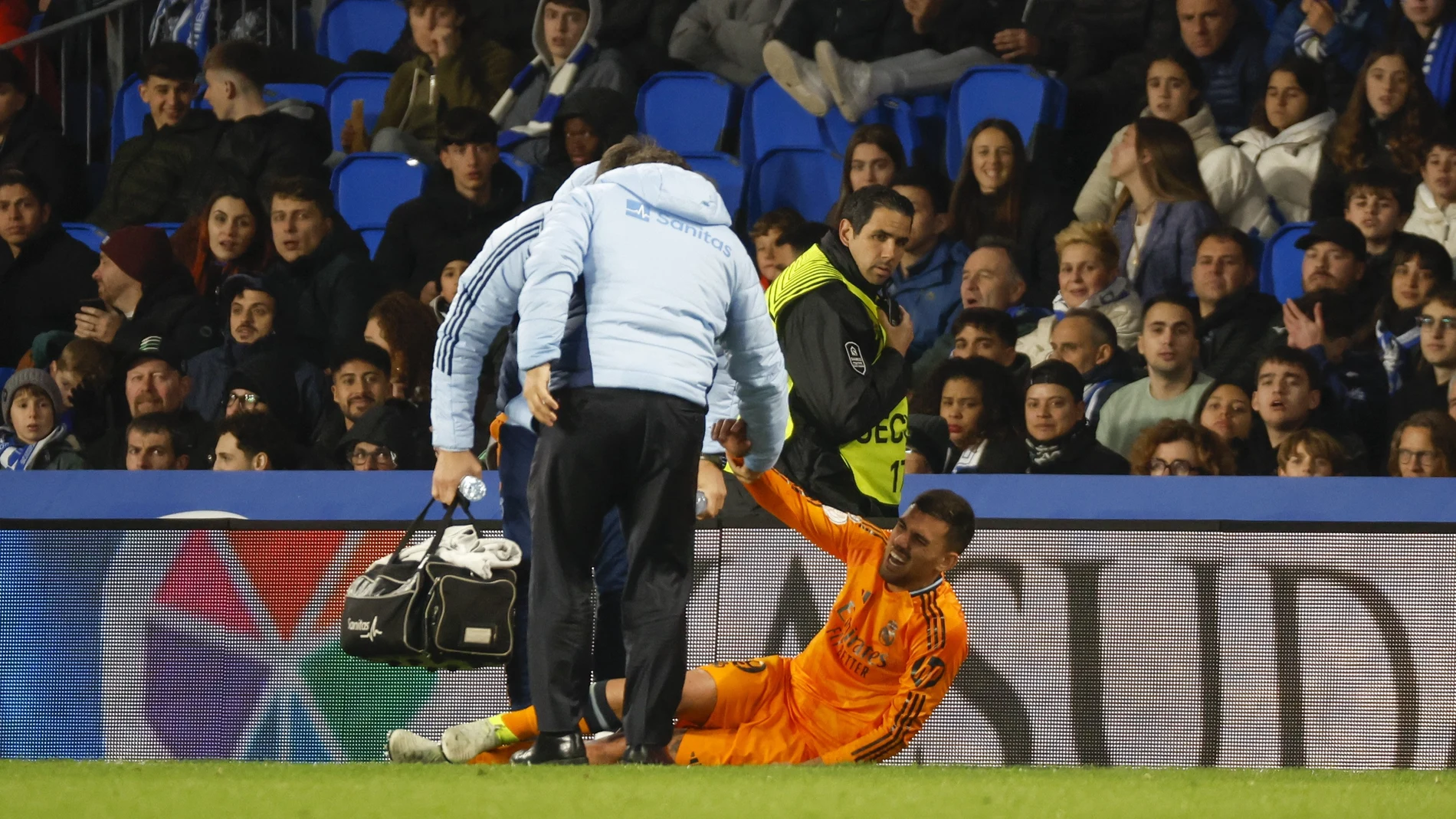 Dani Ceballos se duele mientras es atendido por los doctores