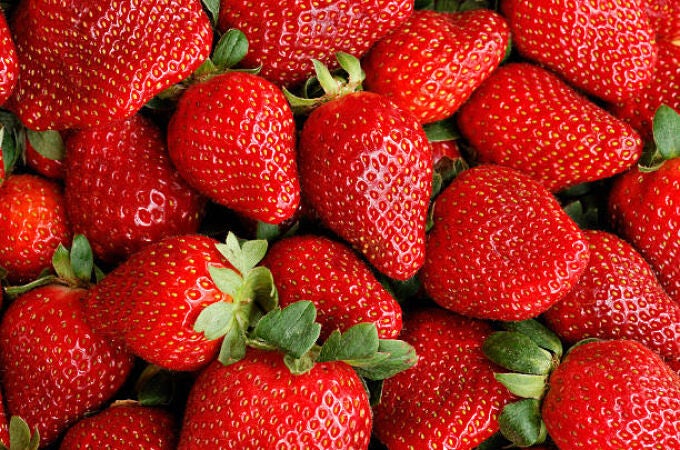 Las fresas son ricas en vitamina C, un nutriente fundamental para la producción de colágeno