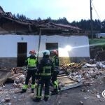 Rescatadas doce personas, una de ellas grave, al desplomarse la techumbre de su casa en Asturias