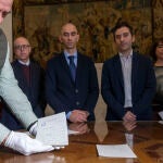 La Universidad de Salamanca, a través de la Unidad de Cultura Científica, presenta un nuevo documento de Miguel de Unamuno localizado en el transcurso de un proceso de documentación para el desarrollo de una exposición sobre la relación entre el filósofo y la ciencia. Al acto asisten el vicerrector de Transferencia, Innovación y Emprendimiento, Federico Bueno de Mata; el vicerrector de Investigación, José Miguel Mateos Roco; el director del Servicio de Producción e Innovación Digital, Raúl Rivas; la directora de la Casa-Museo Unamuno, Ana Chaguaceda; y la investigadora, Marta García