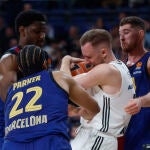 Musa trata de defender la posesión ante tres jugadores del Barça