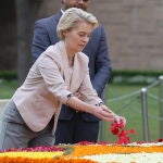 La presidenta de la Comisión Europea, Ursula von der Leyen, visita la tumba de Mahatma Gandhi en Nueva Delhi