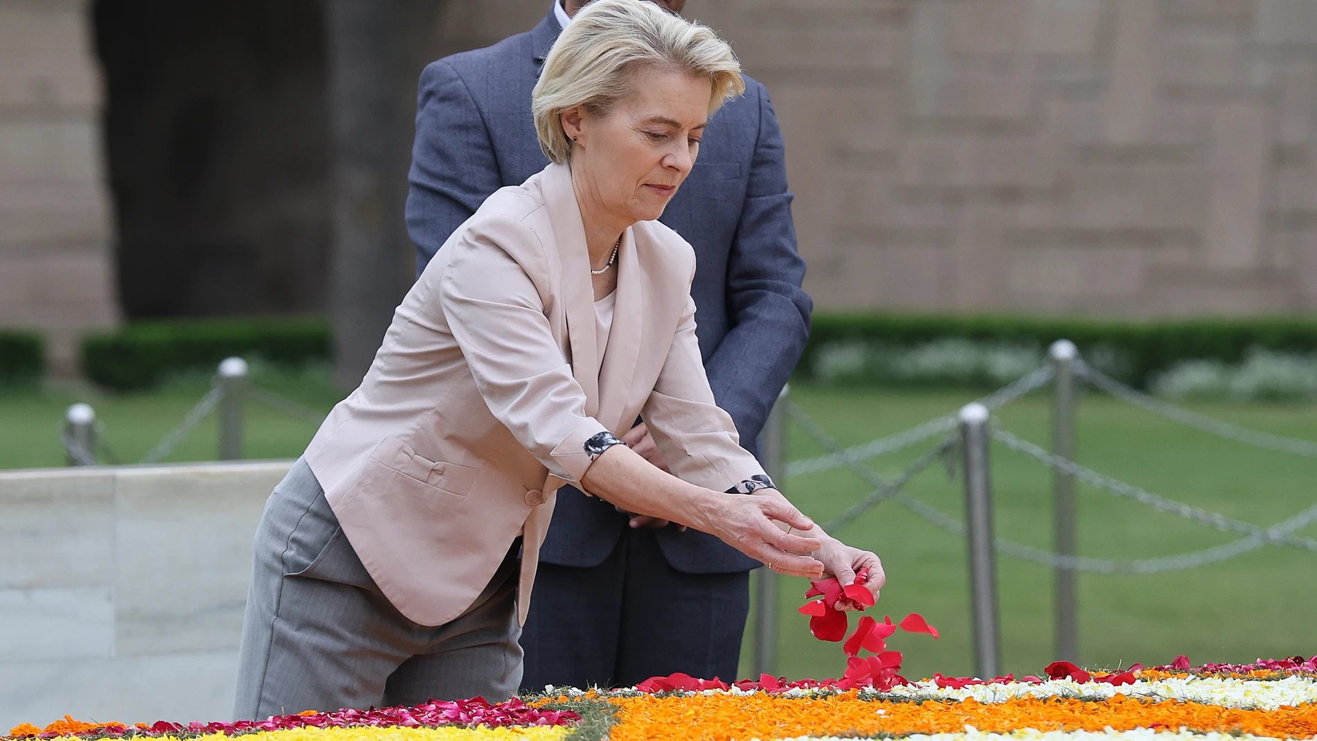 NEW DELHI (India), 27/02/2025.- European Commission President Ursula von der Leyen pays her respects at the Mahatma Gandhi memorial at Rajghat in New Delhi, India, 27 February 2025. Ursula Von der Leyen is on a two-day visit to India and is scheduled to meet with senior Indian government officials and politicians. (Nueva Delhi) EFE/EPA/RAJAT GUPTA