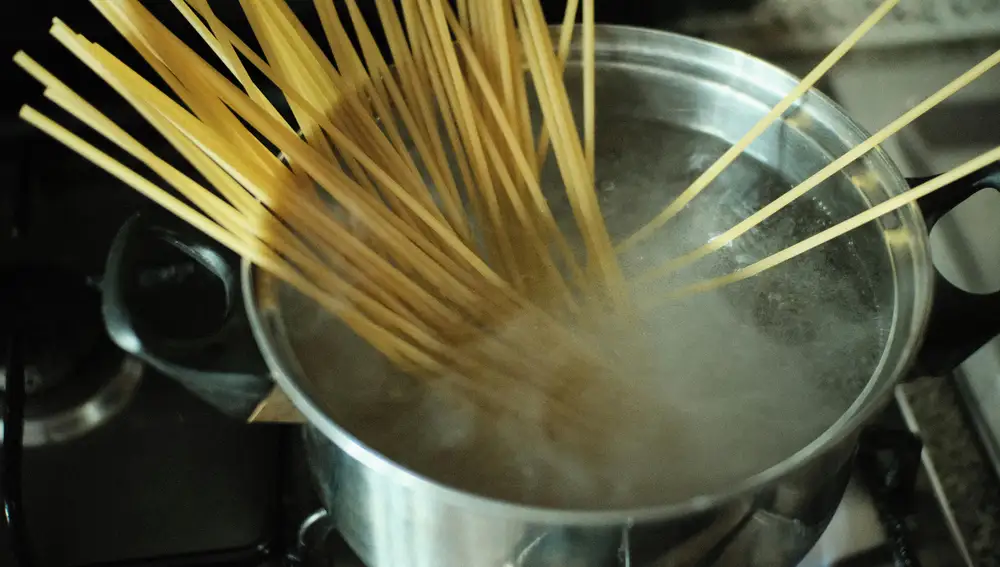 Nunca tires el agua de la cocción de pasta: es un tesoro