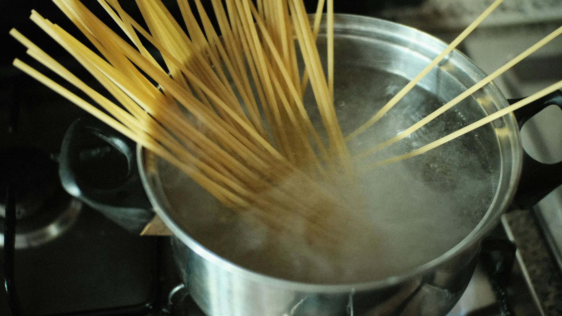Nunca tires el agua de la cocción de pasta: es un tesoro