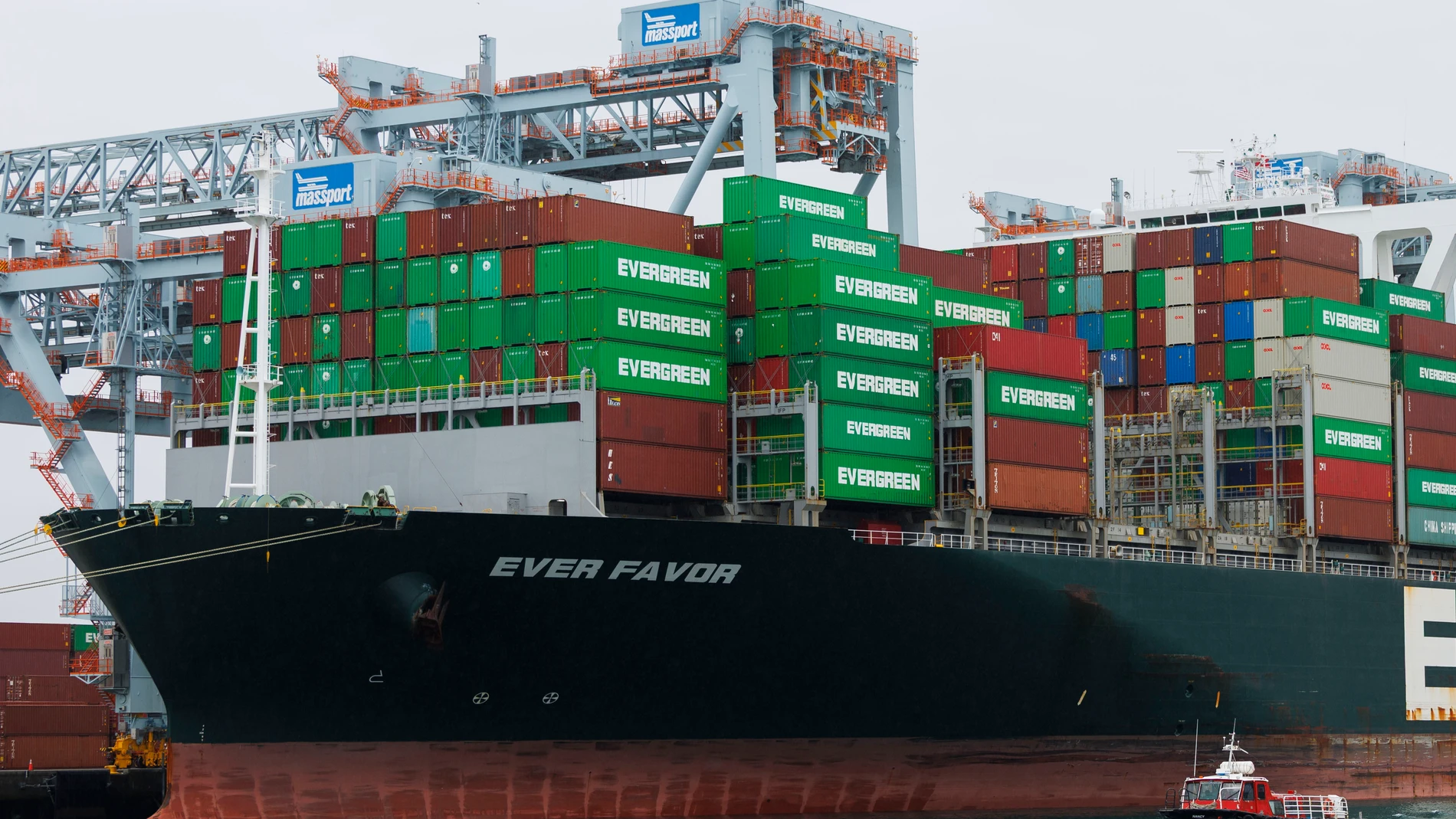 BOSTON (United States), 27/02/2025.- The container ship, Ever Favor, is unloaded at the Conley Terminal in Boston, Massachusetts, USA, 27 February 2025. US President Trump posted on social media that his proposed tariffs on Mexico and Canada will go into effect on 04 March 2025 with an additional 10 percent tariff on China. EFE/EPA/CJ GUNTHER