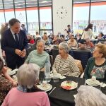 El alcalde de Salamanca, Carlos García Carbayo, conversa con usuarios del servicio de atención a la dependencia