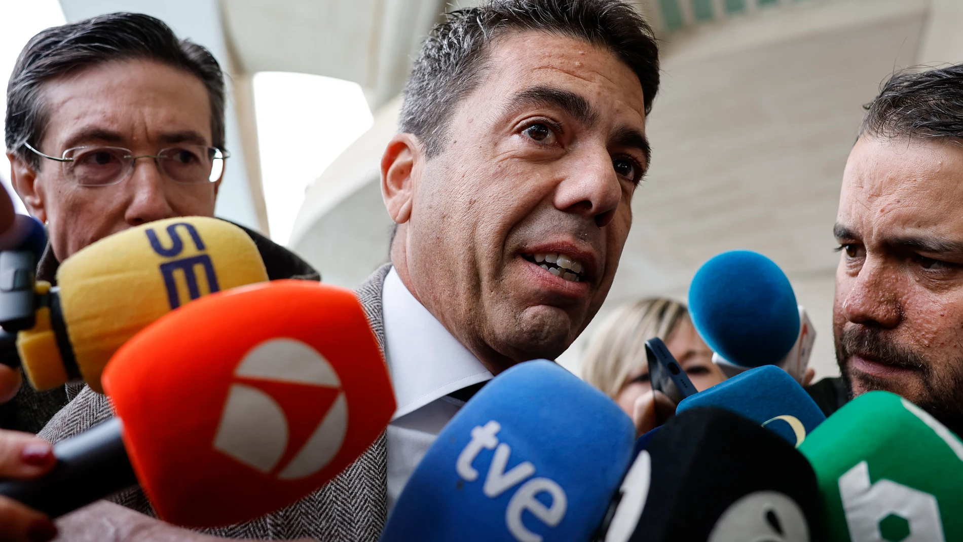 GRAFCVA5832. VALENCIA, 27/02/2025.- El president de la Generalitat, Carlos Mazón, ha afirmado este jueves que no se ha planteado dimitir por su gestión de la dana del 29 de octubre en la que murieron 227 personas. Lo ha señalado así a preguntas de los periodistas a su llegada a un acto sobre educación en el Palau de Les Arts, donde ha recibido de algunos de los asistentes al acto gritos de 'Mazón dimisión" y 'fuera'. EFE/Ana Escobar