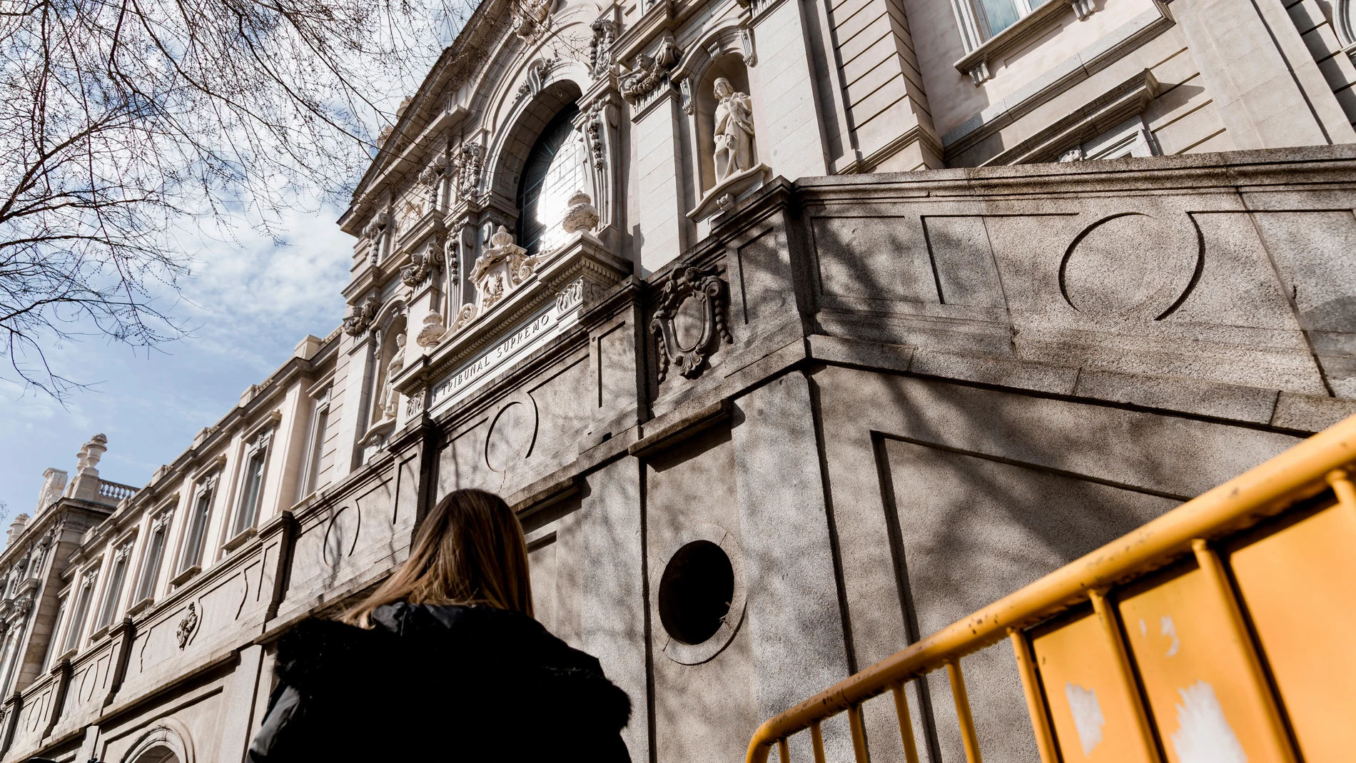 Fachada del Tribunal Supremo, a 27 de febrero de 2025, en Madrid (España). El instructor del 'caso Koldo' interroga esta semana como testigo a la que fuera pareja de José Luis Ábalos durante dos años, que ha aflorado en la causa porque se habría beneficiado de las comisiones en especie pagadas por la presunta trama a cambio de contratos públicos mediante dos vías: el alquiler del piso ubicado en la Plaza de España de Madrid y su contratación en dos empresas públicas. 27 FEBRERO 2025 Carlos ...
