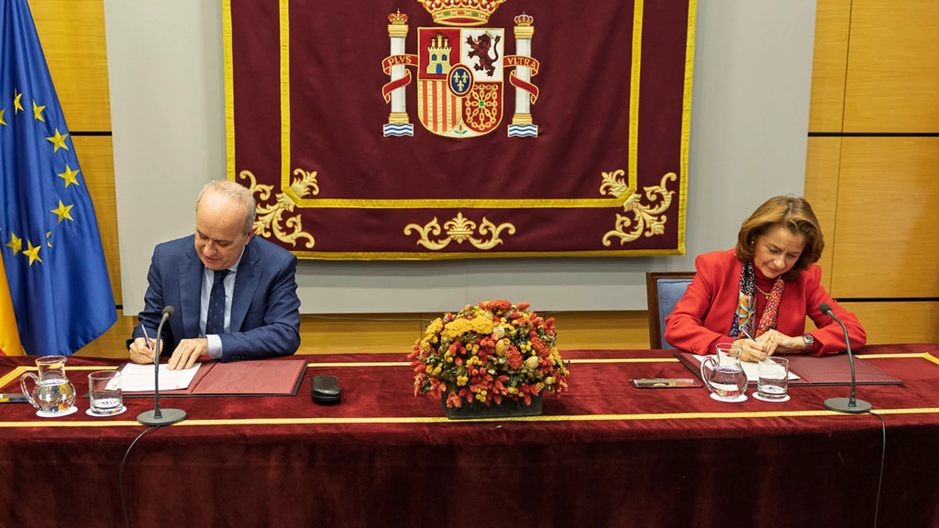 Firma del acuerdo entre la UNED y Defensa.