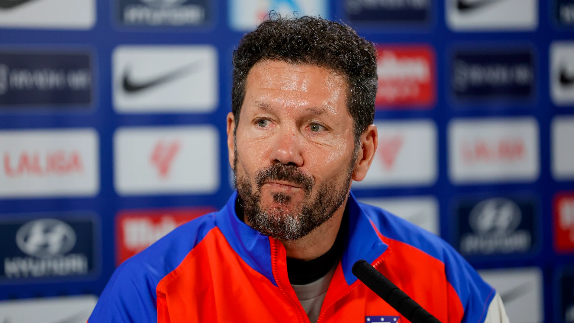 MAJADAHONDA (MADRID), 28/02/2025.-El entrenador del Atlético de Madrid Diego Simeone, este viernes durante la rueda de prensa tras el entrenamiento en la Ciudad Deportiva Atlético de Madrid en Majadahonda, preparatorio del partido de LaLiga de mañana sábado frente al Athletic Club.-EFE/ Zipi Aragón