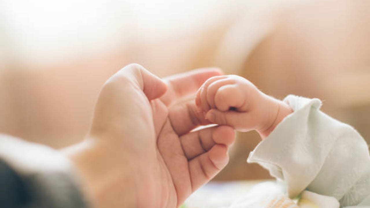 Hasta 1.500 euros para familias de bebés nacidos en 2025: todo lo que debes saber para solicitar la ayuda