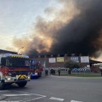 MADRID.-Sucesos.- Colapsa la cubierta y una de las fachadas de la nave incendiada en el polígono Cobo Calleja