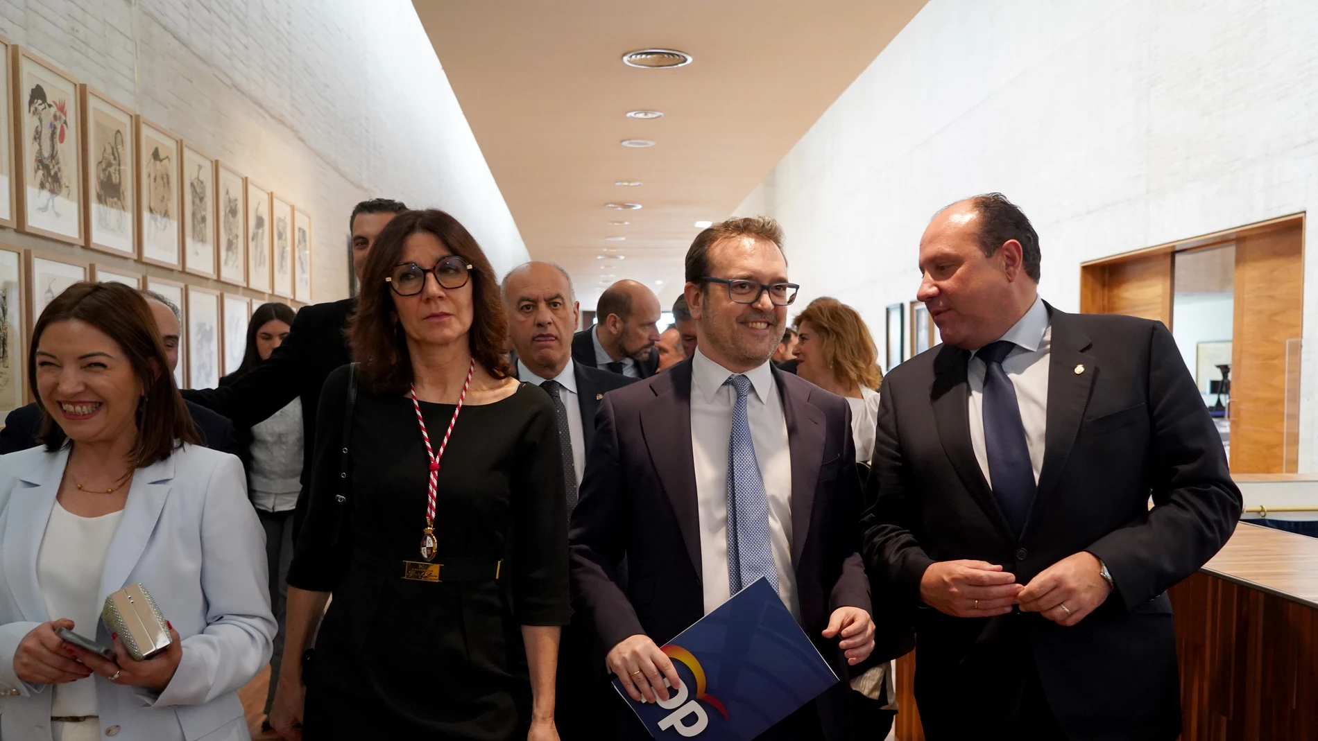 El portavoz del PP, Ricardo Gavilanes, valora el discurso de Pollán, acompañado de otros procuradores populares