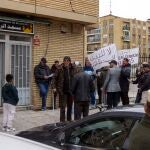 La Comunidad Islámica de Salamanca protesta de forma pacífica ante la mezquita de la ciudad contra el actual imán