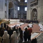 El Papa pide "evitar pompas" a responsables de celebraciones litúrgicas y pone de ejemplo a santa Teresa de Ávila