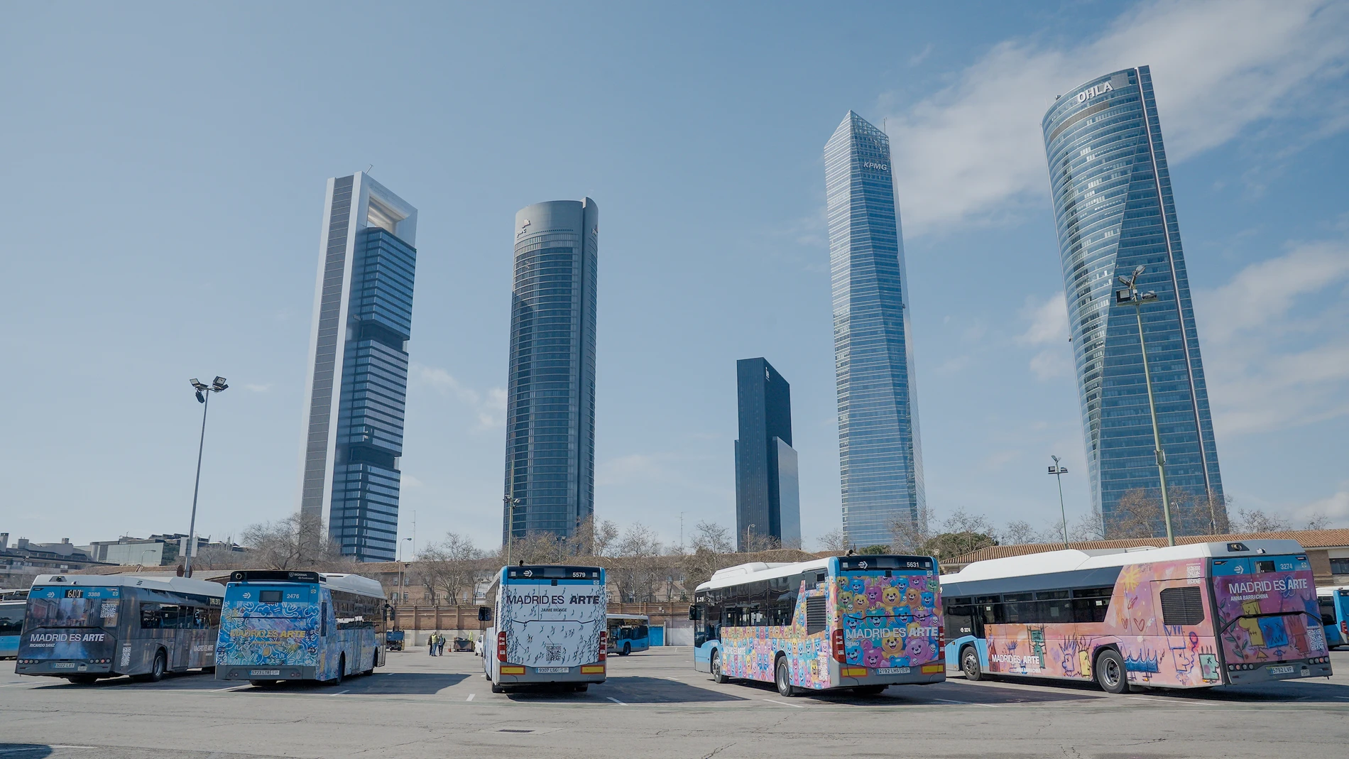 Los cinco autobuses, con las Cinco Torres de fondo