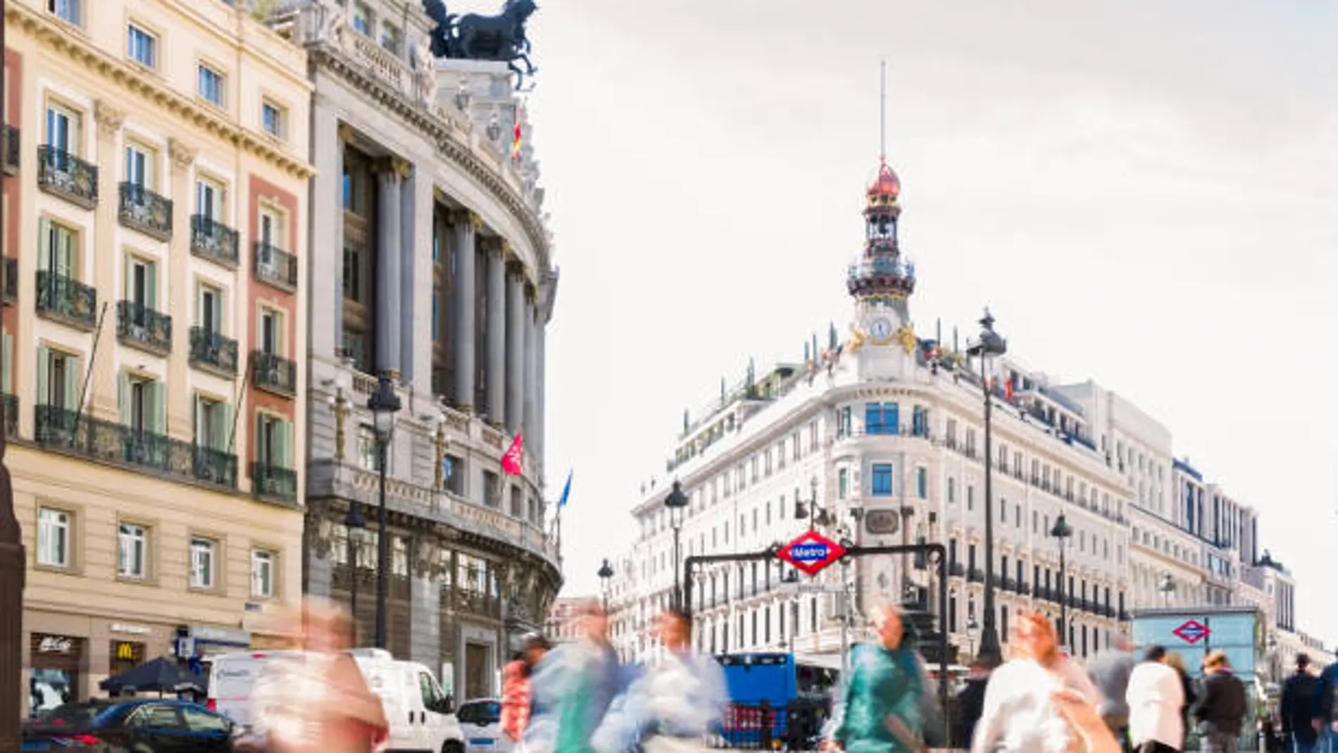 Gente paseando por Madrid