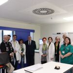 El consejero de Sanidad, Alejandro Vázquez, junto al equipo de diagnóstico y tratamiento de enfermedades raras del Hospital de Salamanca