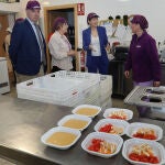 La ministra de Igualdad, Ana Redondo visita la cooperativa Lovepamur en Saldaña (Palencia) junto a la presidenta de FADEMUR Castilla y León , Loreto Fernández, entre otros, en la cooperativa donde se realizan menús diarios para comidas a domicilio
