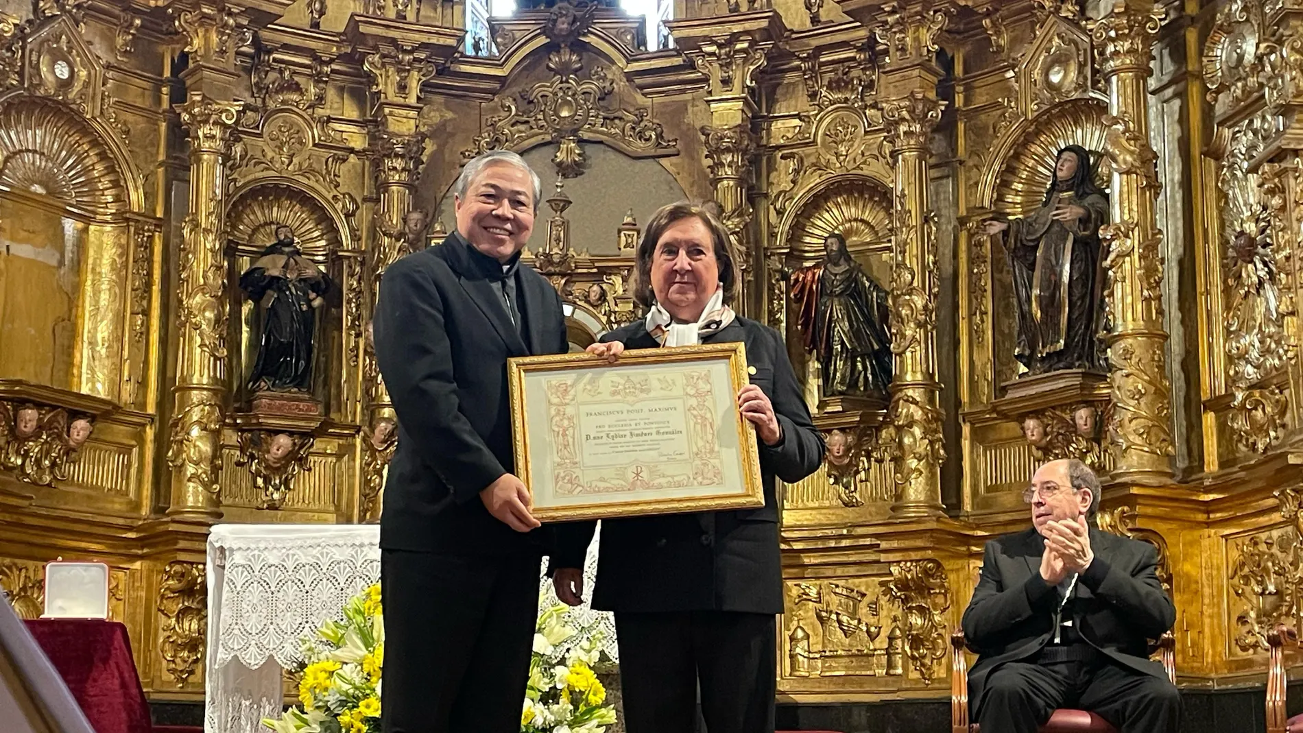 Lydia Jiménez recibe la distinción de manos del Nuncio del Papa, Bernardito Auza