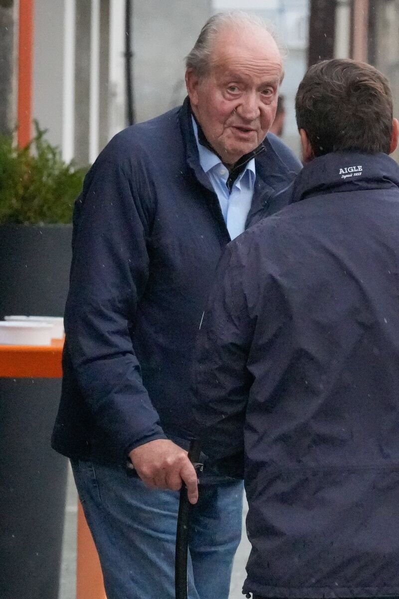 Don Juan Carlos sale del Restaurante D'Berto a 05 de Octubre de 2024 en O Grove, Galicia (España).