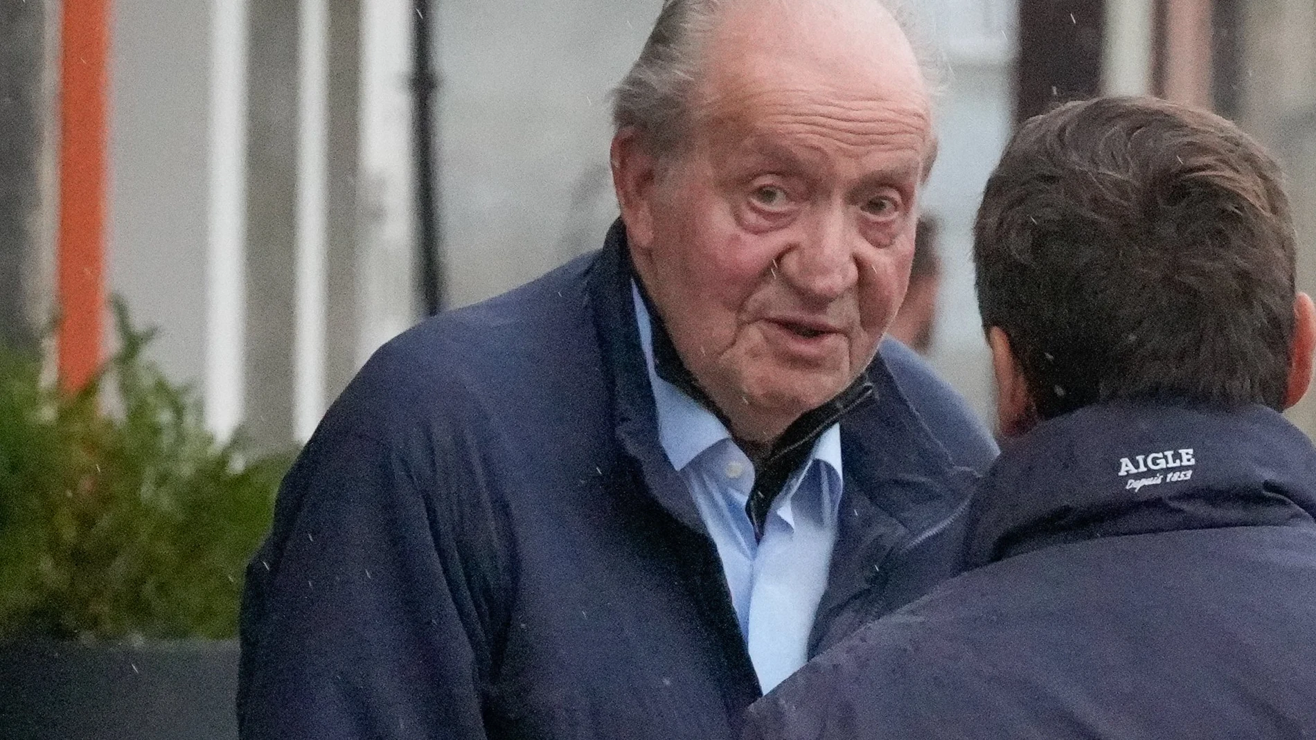 Don Juan Carlos sale del Restaurante D'Berto a 05 de Octubre de 2024 en O Grove, Galicia (España).