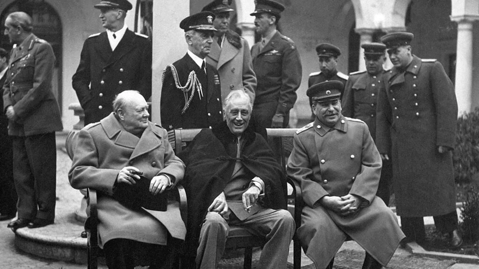 Eso no se lo dices a Churchill: cómo la foto de Yalta explica las miserias de Europa
