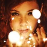 Mujer sujetando luces