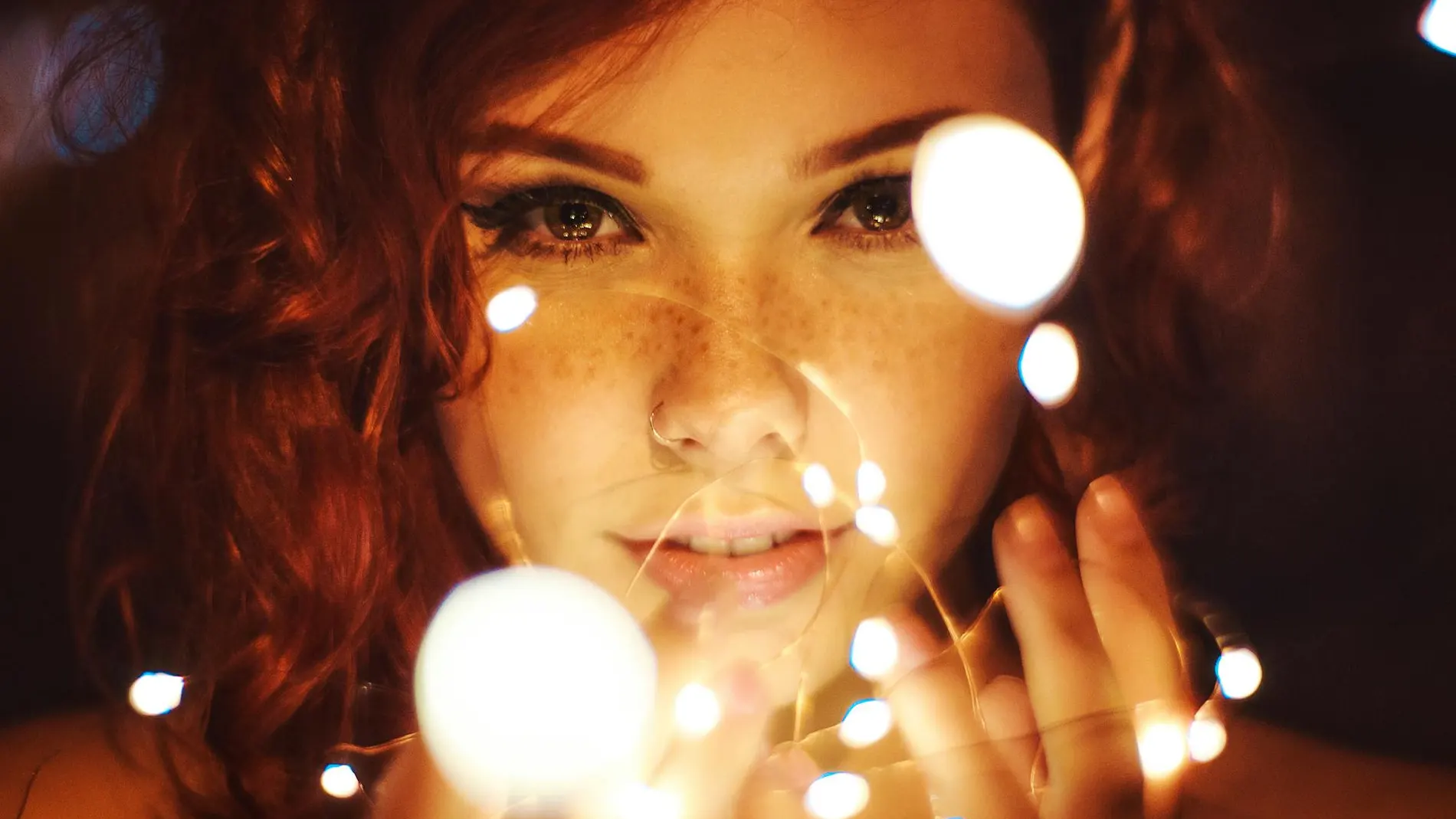 Mujer sujetando luces