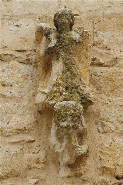Fragmento escultórico en el muro sur de la iglesia de San Miguel del Pino